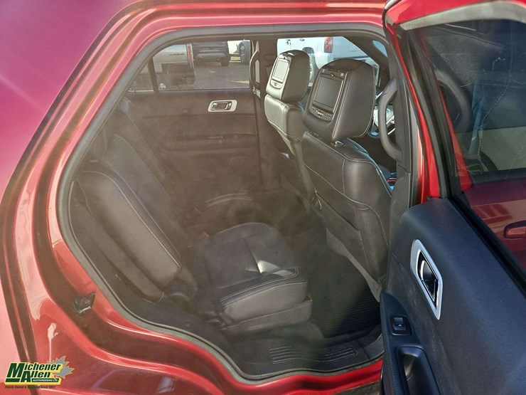 2015-ford-explorer-image-30