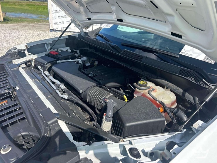2022-chevrolet-silverado-4x4-crew-cab-pickup-truck-image-8
