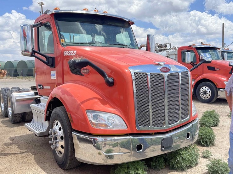 2019-peterbilt-579-image-1