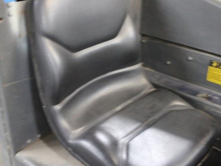 nilfisk-advance-floor-scrubber-image-10