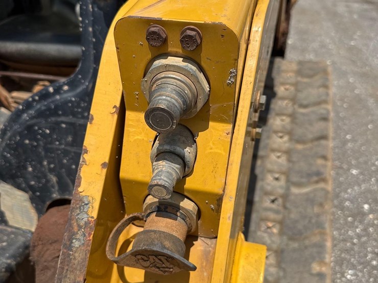 2019-caterpillar-249d-image-12