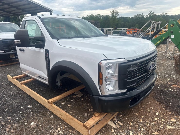 2024-ford-f550-xl-image-3