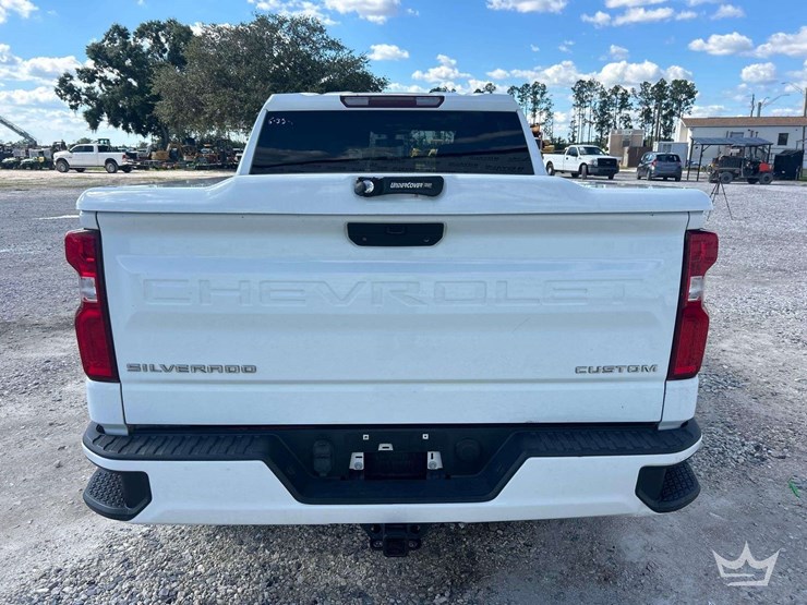 2022-chevrolet-silverado-4x4-crew-cab-pickup-truck-image-25