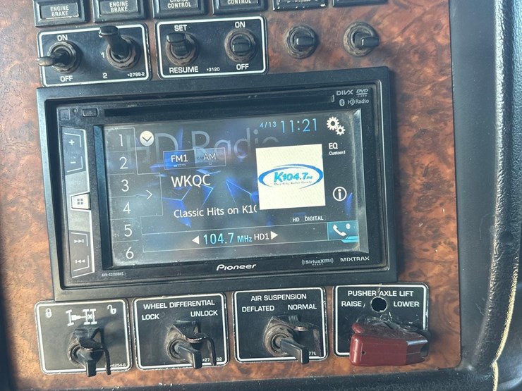 2016-kenworth-t800-image-30