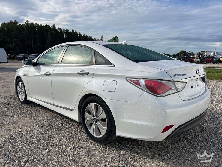 2013-hyundai-sonata-hybrid-sedan-image-4