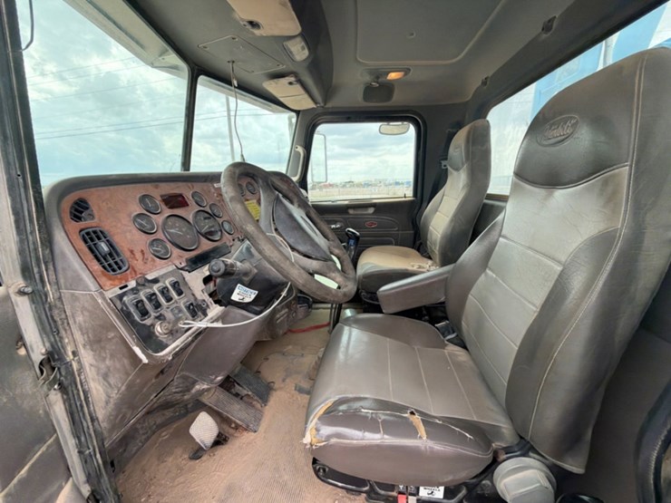 2008-peterbilt-365-image-15