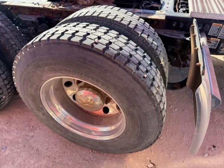 2019-peterbilt-579-image-7