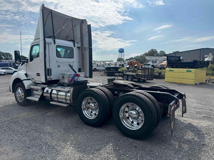 2016-kenworth-t880-image-3