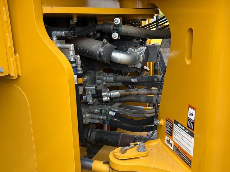 2024-deere-844-p-tier-image-14