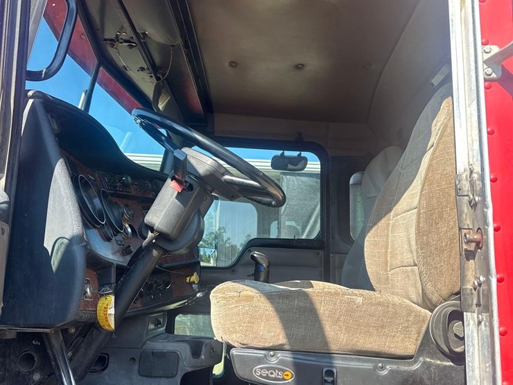 2004-kenworth-w900-image-24