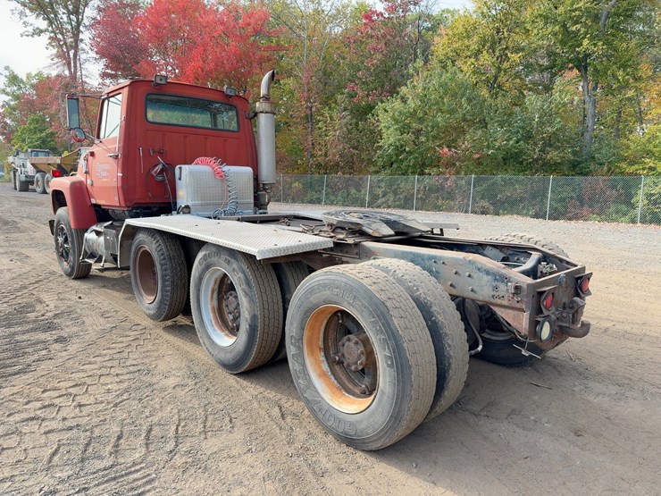1985-ford-9000-image-3
