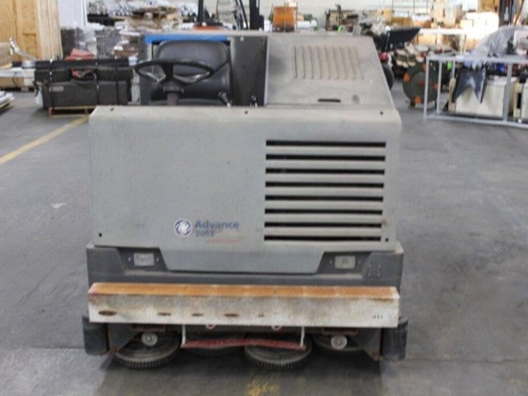 nilfisk-advance-floor-scrubber-image-2
