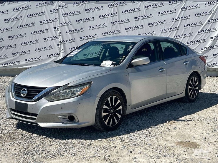 2018-nissan-altima-sedan-image-1