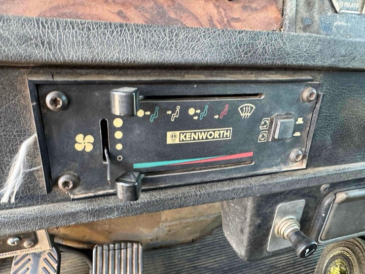 2001-kenworth-t300-image-24