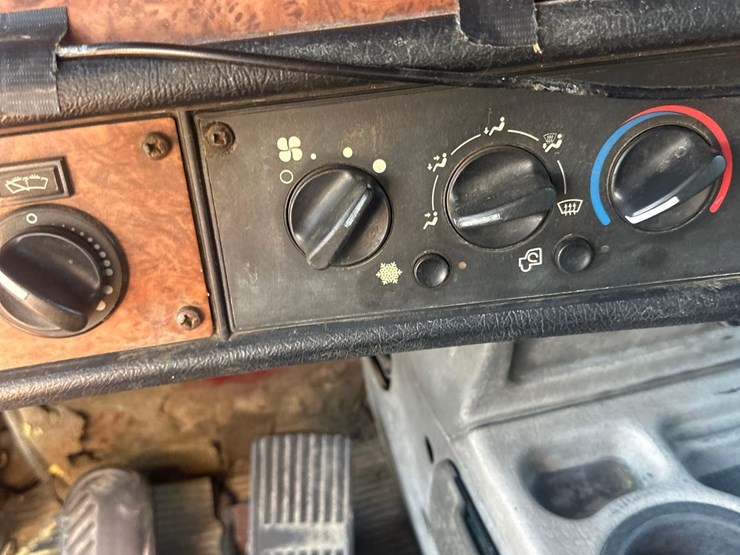 2004-kenworth-w900-image-35