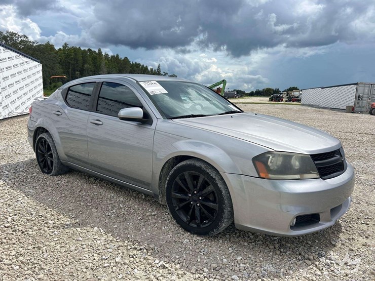 2014-dodge-avenger-sedan-image-2