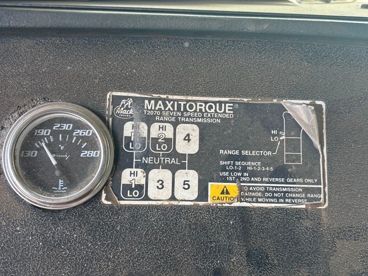 1996-mack-rd690s-image-8