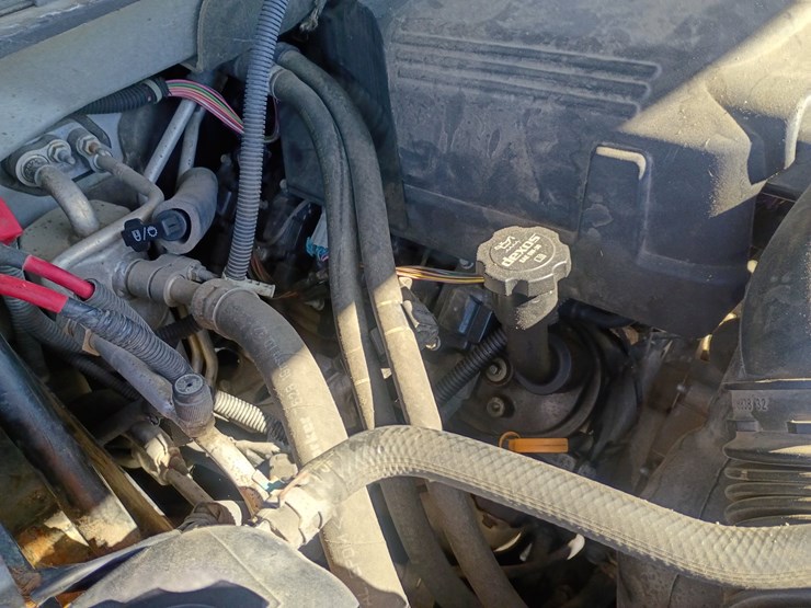 2010-chevrolet-suburban-image-24