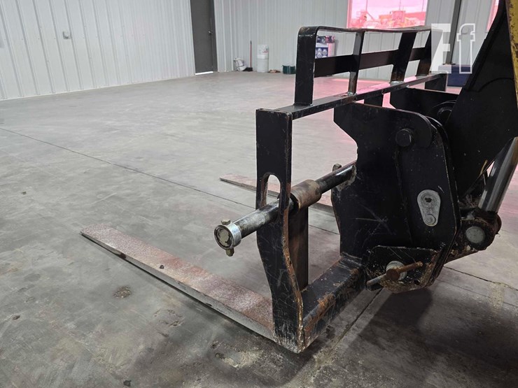 2018-caterpillar-tl1055d-image-12
