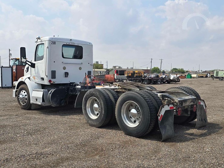 2017-peterbilt-567-image-4