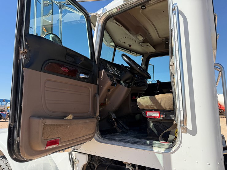 2012-peterbilt-367-image-17