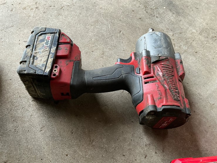 #112-•-milwaukee-m18-fuel-2767-20-1/2"-cordless-impact-wrench-with-battery-and-charger-image-6