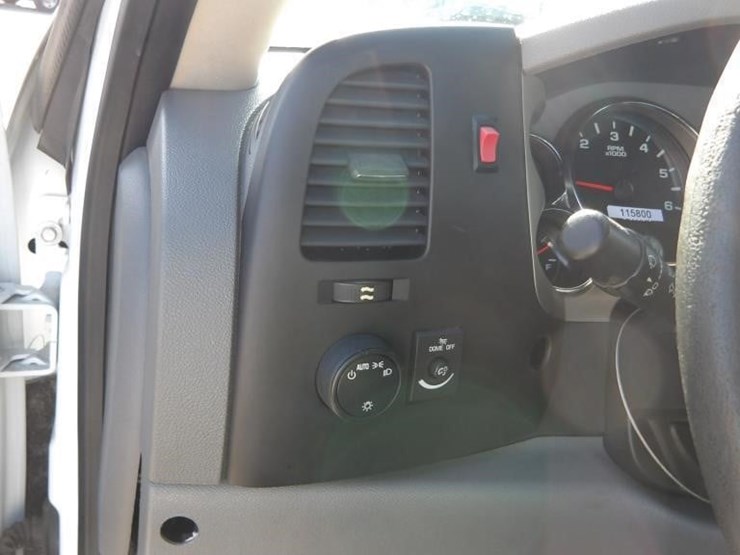 2013-chevrolet-silverado-2500-image-19