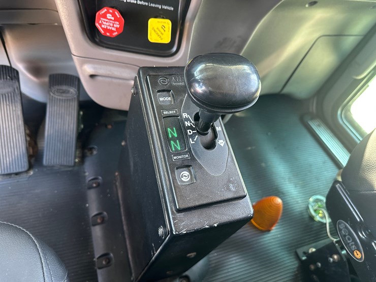 2016-peterbilt-389-image-13