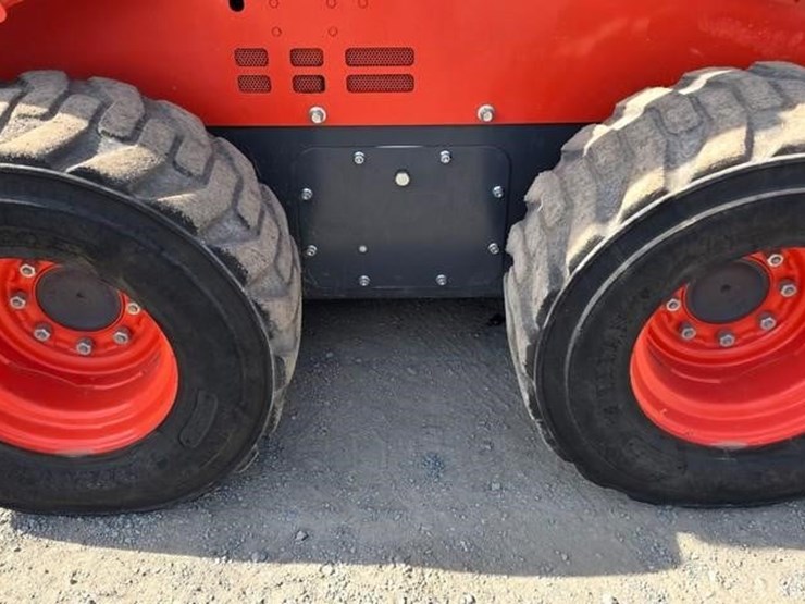 2025-kubota-ssv75-image-11