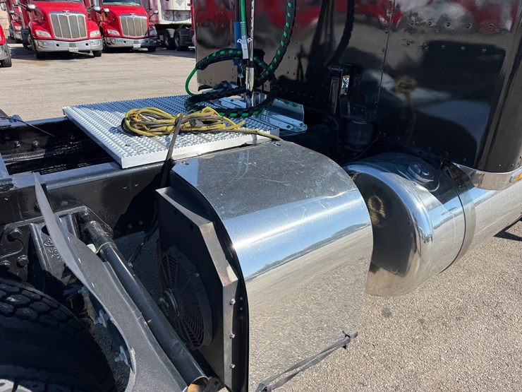 2000-peterbilt-379-image-8