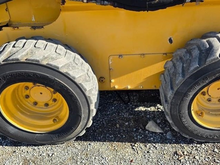 2015-deere-326e-image-11