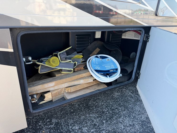 2018-ford-f550-image-13
