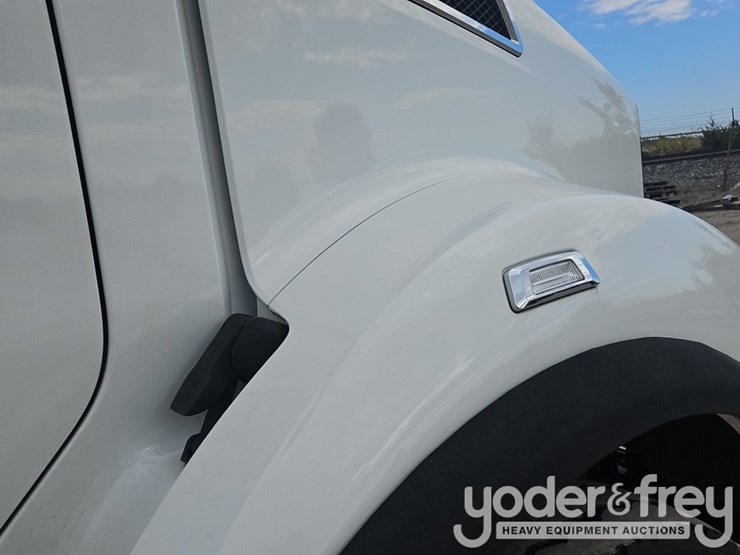 2017-kenworth-t880-image-46