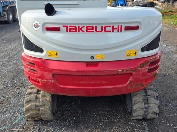 2023-takeuchi-tb240-image-23