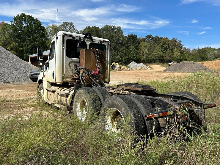 2016-freightliner-cascadia-125-image-4