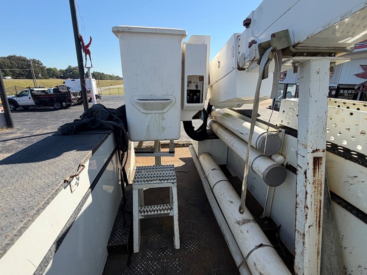 2014-freightliner-m2-106-image-21