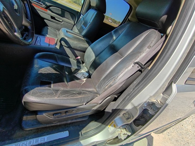 2010-chevrolet-suburban-image-30