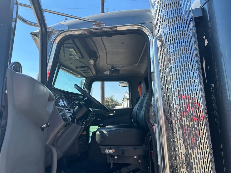 2016-peterbilt-389-image-10