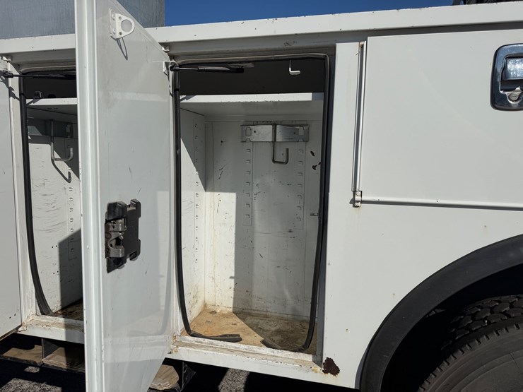 2019-freightliner-m2-106-image-21