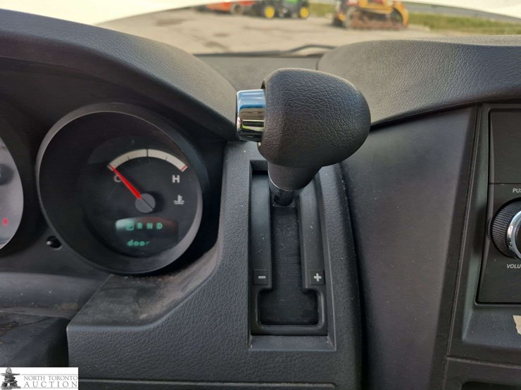 2010-dodge-grand-caravan-image-17