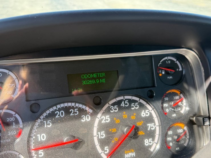 2004-freightliner-m2-106-image-37
