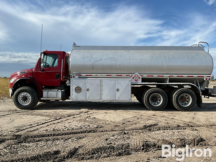 2013-freightliner-m2-106-image-8