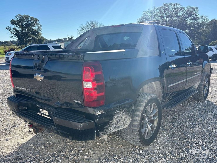2009-chevrolet-avalanche-4x4-crew-cab-pickup-truck-image-3