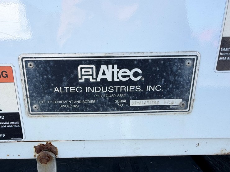 2019-freightliner-m2-106-image-31