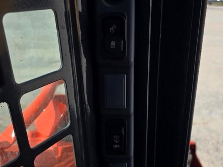 2025-kubota-ssv75-image-51
