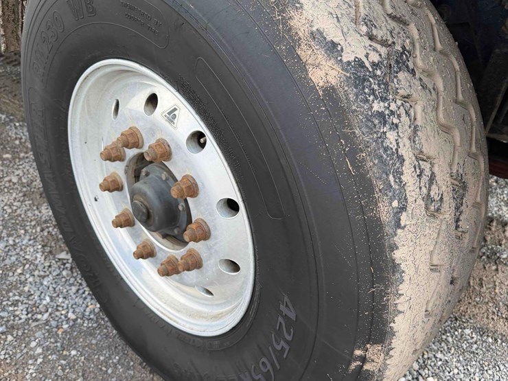 2006-freightliner-tri-axle-dump-image-4