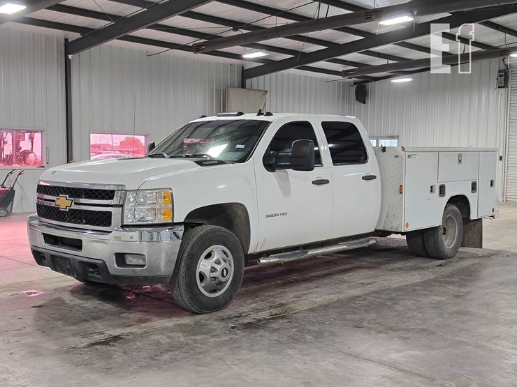 2013-chevrolet-silverado-3500hd-image-1