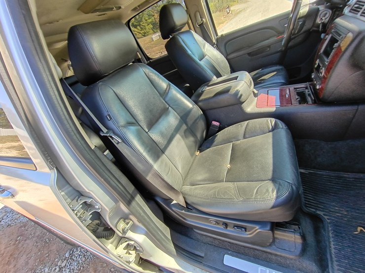 2010-chevrolet-suburban-image-36
