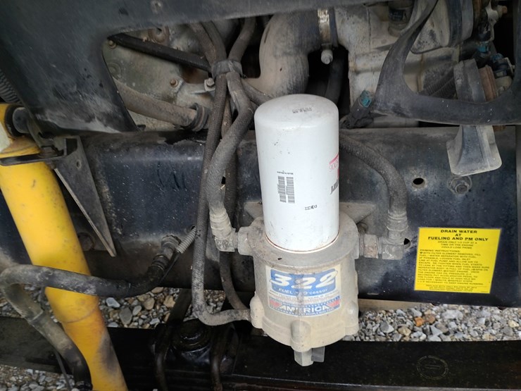 2003-freightliner-fl106-image-24