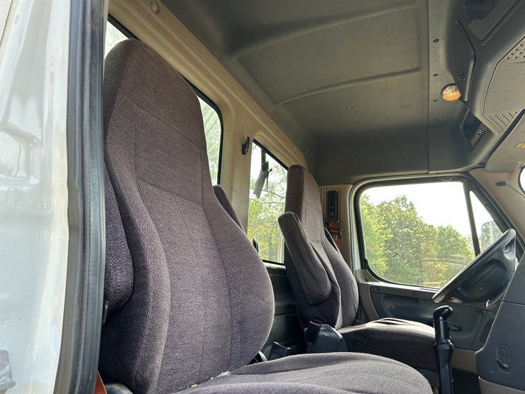 2016-freightliner-cascadia-125-image-65